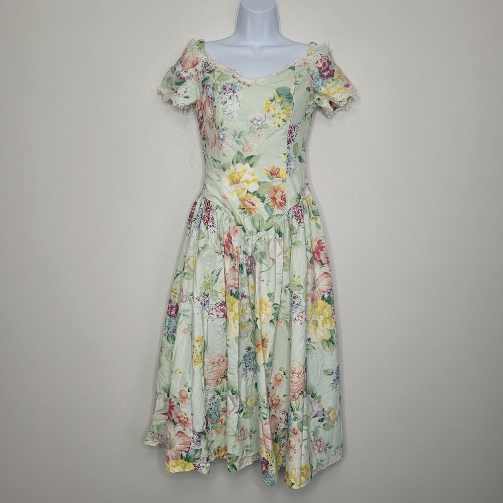 Vintage Loralie floral cottagecore back zip trad wife dainty dress size 4
